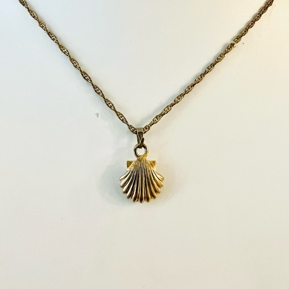 Shell Gold Tone Necklace - Picture 1 of 2